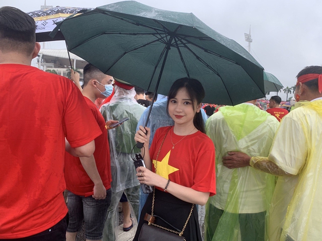  Ngắm các CĐV nữ xinh đẹp cổ vũ U23 Việt Nam: Trời mưa nhưng không khí nóng hơn bao giờ hết! - Ảnh 3.
