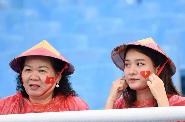 See the beautiful female fans cheering for U23 Vietnam: It's raining but the air is hotter than ever!  - Photo 4.