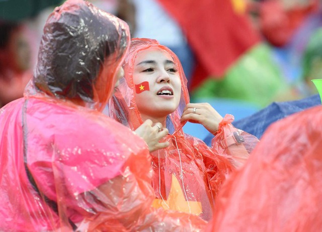 See the beautiful female fans cheering for U23 Vietnam: It's raining but the air is hotter than ever!  - Photo 5.