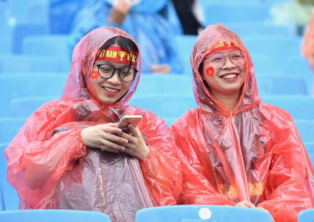 See the beautiful female fans cheering for U23 Vietnam: It's raining but the air is hotter than ever!  - Photo 6.