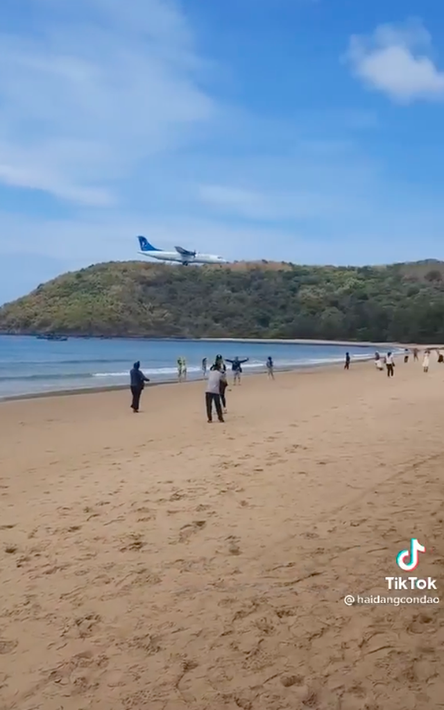 Khung cảnh nhộn nhịp ở bãi biển check-in với máy bay đẹp nhất Việt Nam, du khách ai cũng háo hức chụp hình - Ảnh 8.