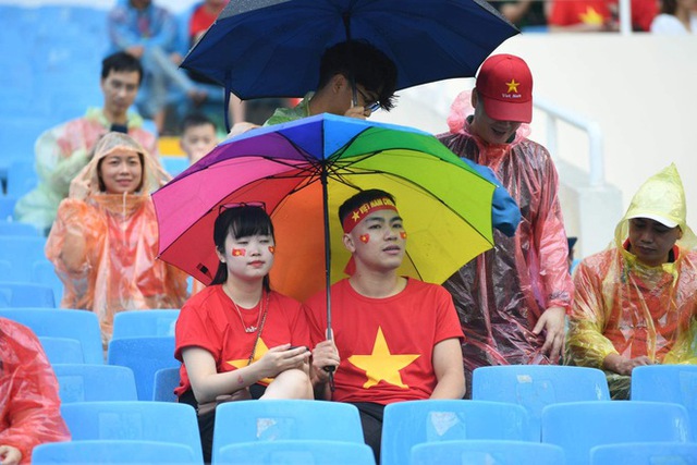 See the beautiful female fans cheering for U23 Vietnam: It's raining but the air is hotter than ever!  - Photo 7.