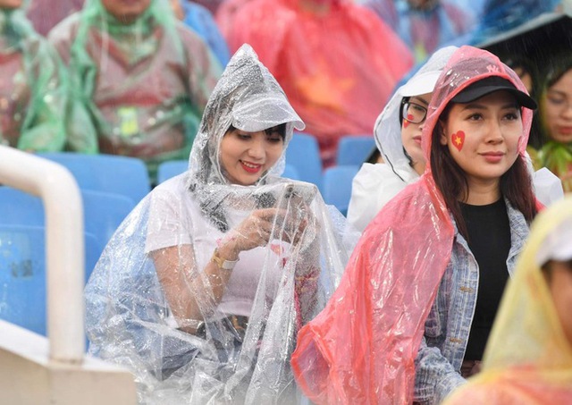 See the beautiful female fans cheering for U23 Vietnam: It's raining but the air is hotter than ever!  - Photo 8.