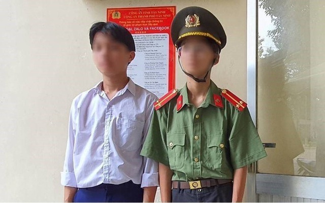 Đối tượng Nguyễn Trần Minh Khang (bên phải) và Huỳnh Thanh Trọng bị tạm giữ tại cơ quan Công an. Ảnh: TTXVN