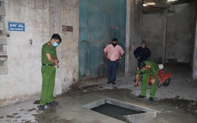 Lực lượng chức năng khai quật hầm chôn chất thải trong khuôn viên CTCP Bóng đèn Điện Quang - Ảnh: Công an Đồng Nai