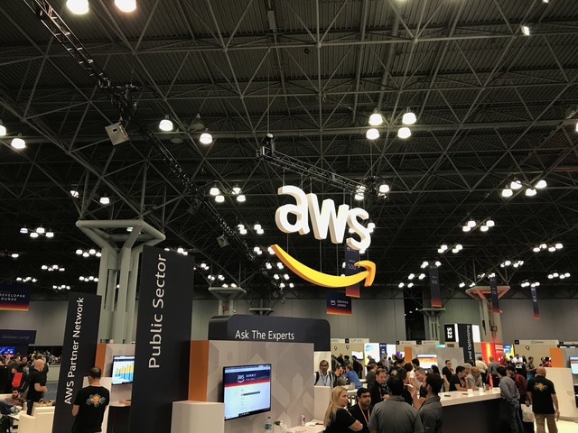 Vụ cá cược thế kỷ của Jeff Bezos vào những đám mây: Nhiều năm giúp Amazon thoát lỗ ngoạn mục, đánh bại cả Google, Microsoft dù chỉ là hãng bán lẻ - Ảnh 6. Vụ cá cược thế kỷ của Jeff Bezos vào những đám mây: Nhiều năm giúp Amazon thoát lỗ ngoạn mục, đánh bại cả Google, Microsoft dù chỉ là hãng bán lẻ - Ảnh 6.