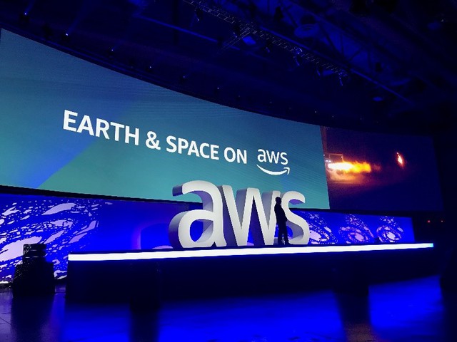Vụ cá cược thế kỷ của Jeff Bezos vào những đám mây: Nhiều năm giúp Amazon thoát lỗ ngoạn mục, đánh bại cả Google, Microsoft dù chỉ là hãng bán lẻ - Ảnh 5. Vụ cá cược thế kỷ của Jeff Bezos vào những đám mây: Nhiều năm giúp Amazon thoát lỗ ngoạn mục, đánh bại cả Google, Microsoft dù chỉ là hãng bán lẻ - Ảnh 5.