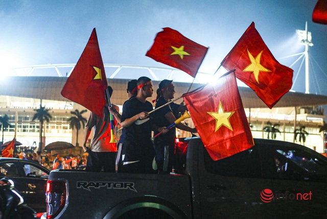 Hàng vạn cổ động viên xuống phố đi bão sau chiến thắng của đội tuyển U23 Việt Nam - Ảnh 1.