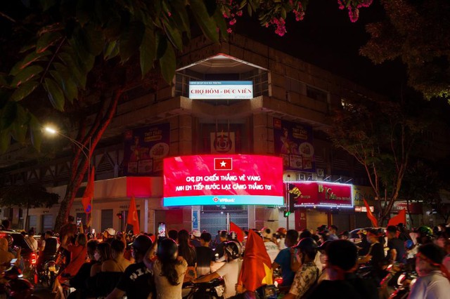 Đăng quảng cáo đỏ rực cổ vũ cho ĐT Việt Nam, VPBank khiến dân mạng trầm trồ: 10 điểm sáng tạo! - Ảnh 1.