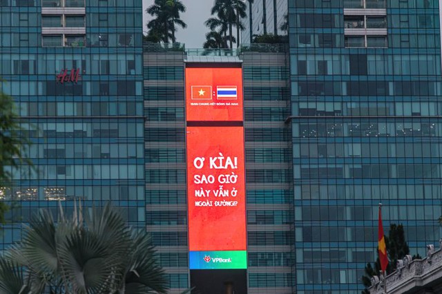 Đăng quảng cáo đỏ rực cổ vũ cho ĐT Việt Nam, VPBank khiến dân mạng trầm trồ: 10 điểm sáng tạo! - Ảnh 2.