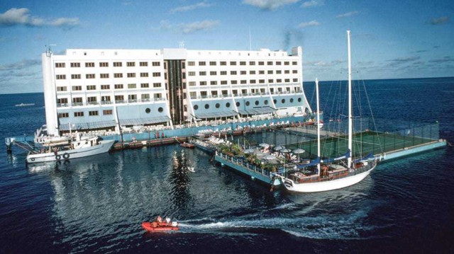 The 5-star 'floating hotel' used to be 'parked' on the Saigon River: In the 90s, the price was 8 million VND/night, including a tennis court, a helipad... but the current picture is sad!  - Photo 2.