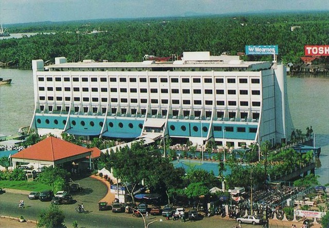 The 5-star 'floating hotel' used to be 'parked' on the Saigon River: In the 90s, the price was 8 million VND/night, including a tennis court, a helipad... but the current picture is sad!  - Photo 5.