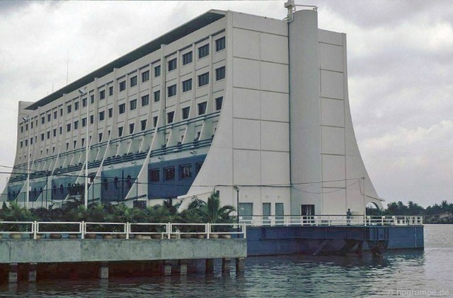The 5-star 'floating hotel' used to be 'parked' on the Saigon River: In the 90s, the price was 8 million VND/night, including a tennis court, a helipad... but the current picture is sad!  - Photo 7.