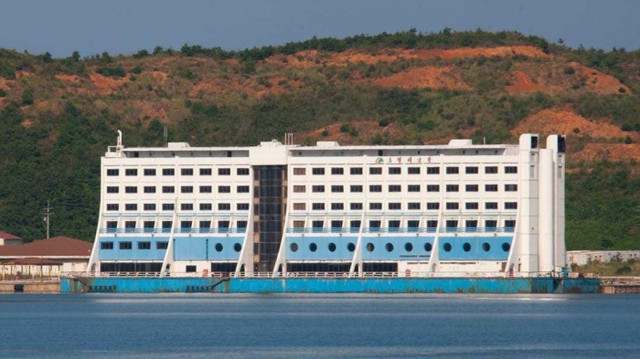 The 5-star 'floating hotel' used to be 'parked' on the Saigon River: In the 90s, the price was 8 million VND/night, including a tennis court, a helipad... but the current picture is sad!  - Photo 11.