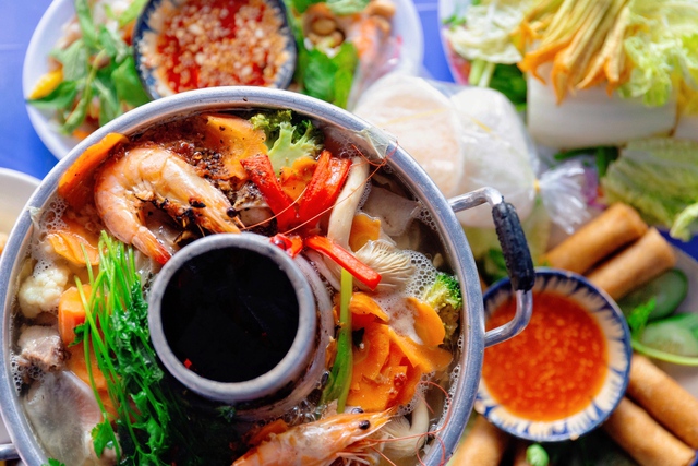 Lẩu cù lao - món đặc sản trong các tiệc cưới của người miền Tây giúp một quán ăn tại Sài Gòn hút hàng trăm lượt khách tìm tới mỗi ngày! - Ảnh 1. Lẩu cù lao - món đặc sản trong các tiệc cưới của người miền Tây giúp một quán ăn tại Sài Gòn hút hàng trăm lượt khách tìm tới mỗi ngày! - Ảnh 1.
