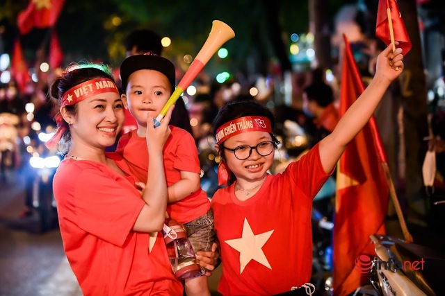 Hàng vạn cổ động viên xuống phố đi bão sau chiến thắng của đội tuyển U23 Việt Nam - Ảnh 11.
