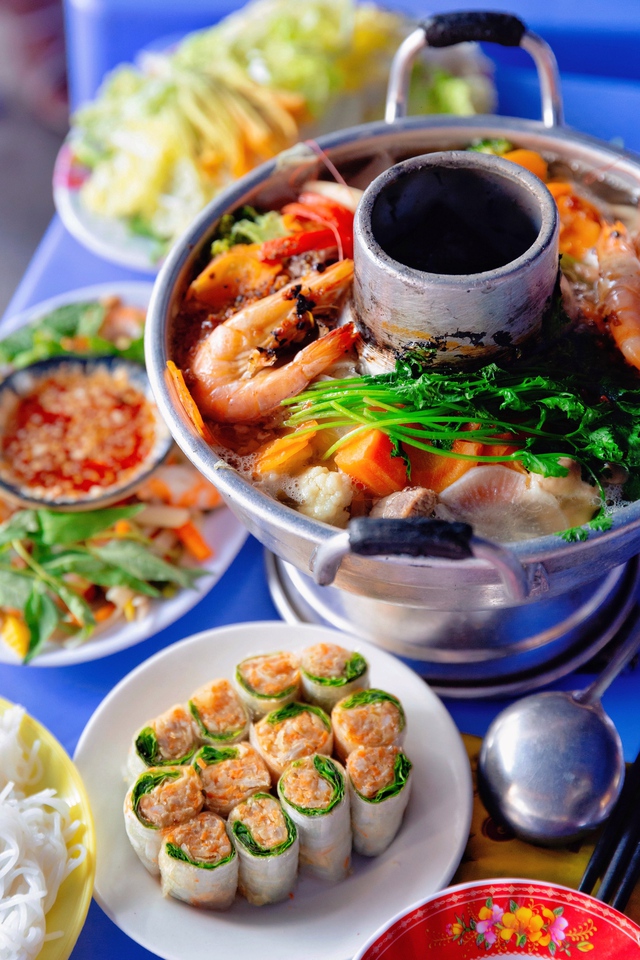 Lẩu cù lao - món đặc sản trong các tiệc cưới của người miền Tây giúp một quán ăn tại Sài Gòn hút hàng trăm lượt khách tìm tới mỗi ngày! - Ảnh 16. Lẩu cù lao - món đặc sản trong các tiệc cưới của người miền Tây giúp một quán ăn tại Sài Gòn hút hàng trăm lượt khách tìm tới mỗi ngày! - Ảnh 16.