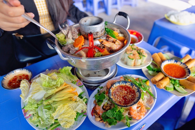 Lẩu cù lao - món đặc sản trong các tiệc cưới của người miền Tây giúp một quán ăn tại Sài Gòn hút hàng trăm lượt khách tìm tới mỗi ngày! - Ảnh 17. Lẩu cù lao - món đặc sản trong các tiệc cưới của người miền Tây giúp một quán ăn tại Sài Gòn hút hàng trăm lượt khách tìm tới mỗi ngày! - Ảnh 17.