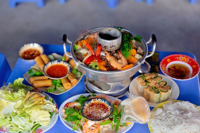 Lẩu cù lao - món đặc sản trong các tiệc cưới của người miền Tây giúp một quán ăn tại Sài Gòn hút hàng trăm lượt khách tìm tới mỗi ngày! - Ảnh 19. Lẩu cù lao - món đặc sản trong các tiệc cưới của người miền Tây giúp một quán ăn tại Sài Gòn hút hàng trăm lượt khách tìm tới mỗi ngày! - Ảnh 19.