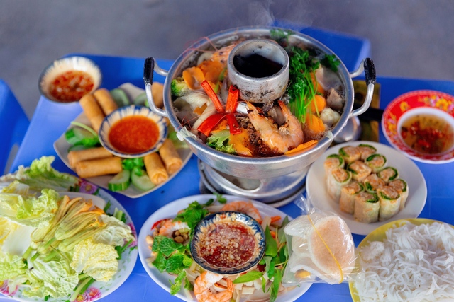 Lẩu cù lao - món đặc sản trong các tiệc cưới của người miền Tây giúp một quán ăn tại Sài Gòn hút hàng trăm lượt khách tìm tới mỗi ngày! - Ảnh 20. Lẩu cù lao - món đặc sản trong các tiệc cưới của người miền Tây giúp một quán ăn tại Sài Gòn hút hàng trăm lượt khách tìm tới mỗi ngày! - Ảnh 20.