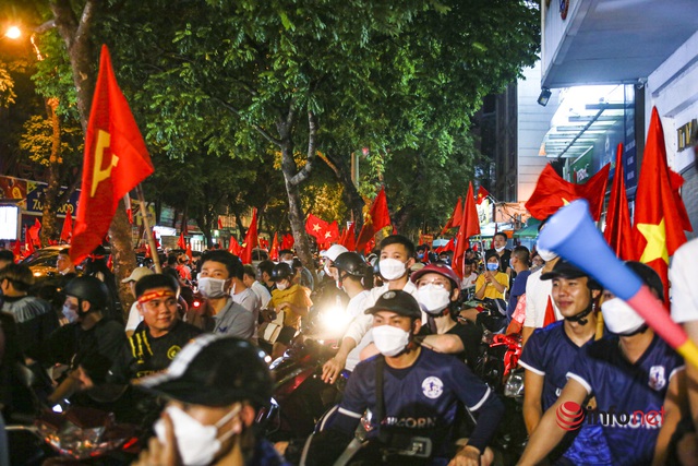 Hàng vạn cổ động viên xuống phố đi bão sau chiến thắng của đội tuyển U23 Việt Nam - Ảnh 2.