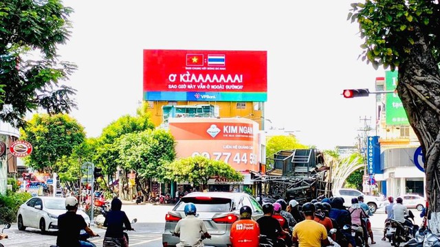 Đăng quảng cáo đỏ rực cổ vũ cho ĐT Việt Nam, VPBank khiến dân mạng trầm trồ: 10 điểm sáng tạo! - Ảnh 3.