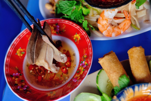 Lẩu cù lao - món đặc sản trong các tiệc cưới của người miền Tây giúp một quán ăn tại Sài Gòn hút hàng trăm lượt khách tìm tới mỗi ngày! - Ảnh 21. Lẩu cù lao - món đặc sản trong các tiệc cưới của người miền Tây giúp một quán ăn tại Sài Gòn hút hàng trăm lượt khách tìm tới mỗi ngày! - Ảnh 21.
