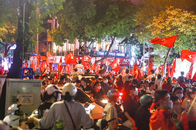 Hàng vạn cổ động viên xuống phố đi bão sau chiến thắng của đội tuyển U23 Việt Nam - Ảnh 3.
