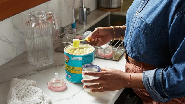 The unbelievable formula milk crisis in the US: Parents burst into tears, calling it a 'nightmare' - Photo 3.