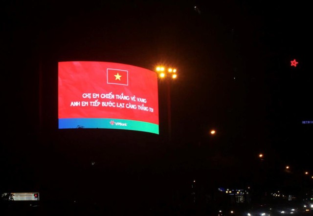 Đăng quảng cáo đỏ rực cổ vũ cho ĐT Việt Nam, VPBank khiến dân mạng trầm trồ: 10 điểm sáng tạo! - Ảnh 5.