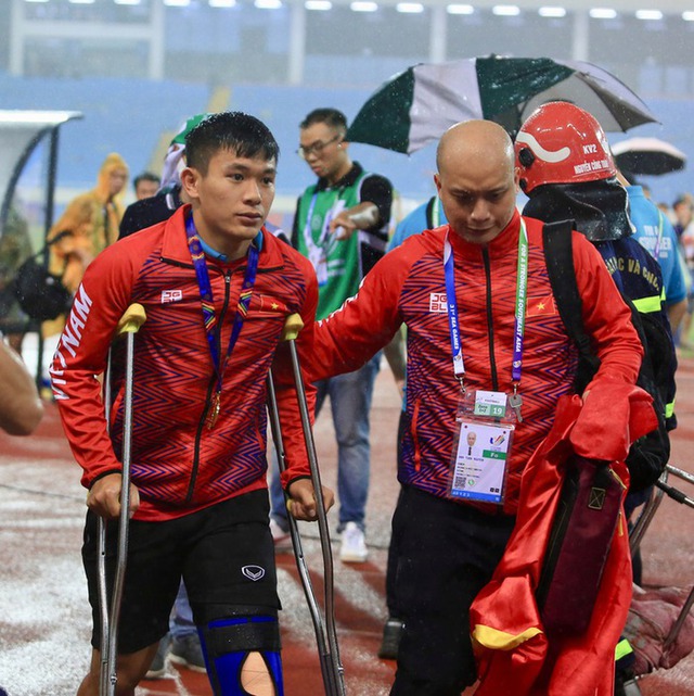 Lê Văn Xuân chống nạng lên nhận HCV SEA Games 31 và giọt nước mắt của bố - Ảnh 5.