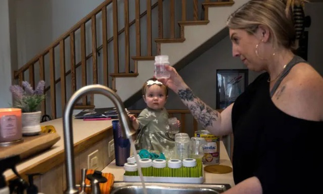 The unbelievable formula milk crisis in the US: Parents burst into tears, calling it a 'nightmare' - Photo 4.