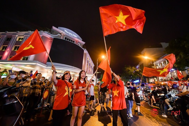 Hàng vạn cổ động viên xuống phố đi bão sau chiến thắng của đội tuyển U23 Việt Nam - Ảnh 5.