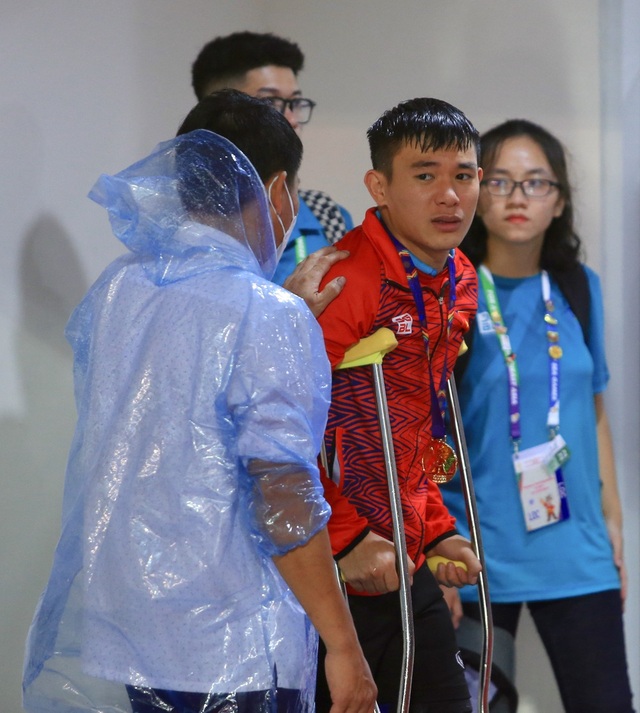 Lê Văn Xuân chống nạng lên nhận HCV SEA Games 31 và giọt nước mắt của bố - Ảnh 6.
