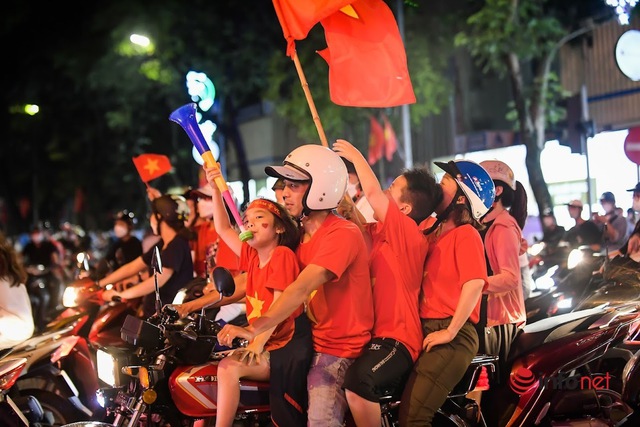 Hàng vạn cổ động viên xuống phố đi bão sau chiến thắng của đội tuyển U23 Việt Nam - Ảnh 6.