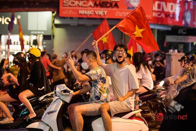 Hàng vạn cổ động viên xuống phố đi bão sau chiến thắng của đội tuyển U23 Việt Nam - Ảnh 7.