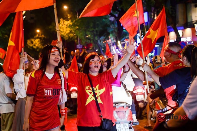 Hàng vạn cổ động viên xuống phố đi bão sau chiến thắng của đội tuyển U23 Việt Nam - Ảnh 8.