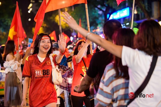 Hàng vạn cổ động viên xuống phố đi bão sau chiến thắng của đội tuyển U23 Việt Nam - Ảnh 9.