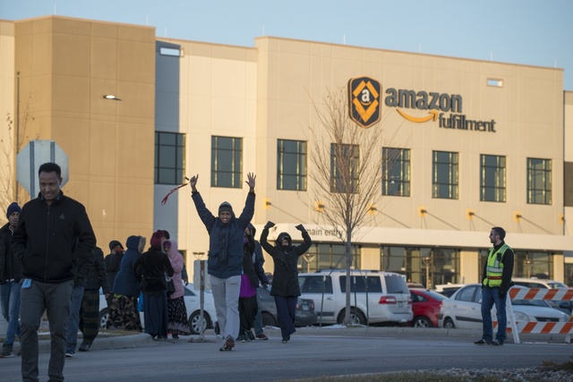 Amazon's hidden corner: Employees are so monitored by machines that they have to pee in bottles, just resting their hands on the machine will ring the alarm because Jeff Bezos believes that everyone is lazy - Photo 5.