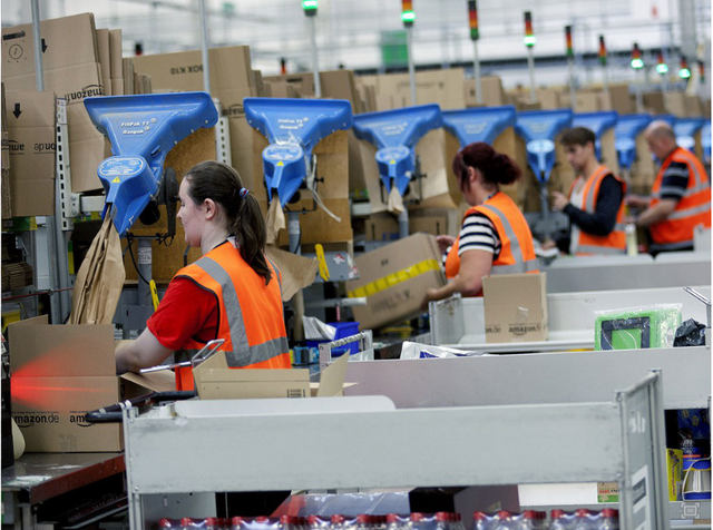 Amazon's hidden corner: Employees are monitored by machines to the point that they have to pee in bottles, just resting their hands on the machine will ring the alarm because Jeff Bezos believes that everyone is lazy - Photo 2.