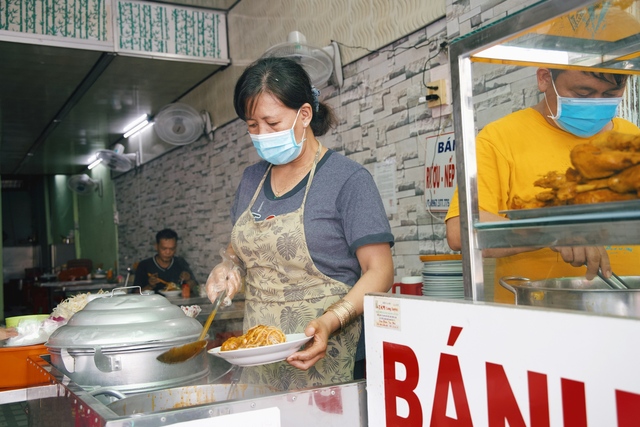 Giá xăng tăng cao kỷ lục và gánh nặng bão giá đè lên vai lao động nghèo ở TP.HCM: Đã khổ, nay khổ thêm! - Ảnh 11.