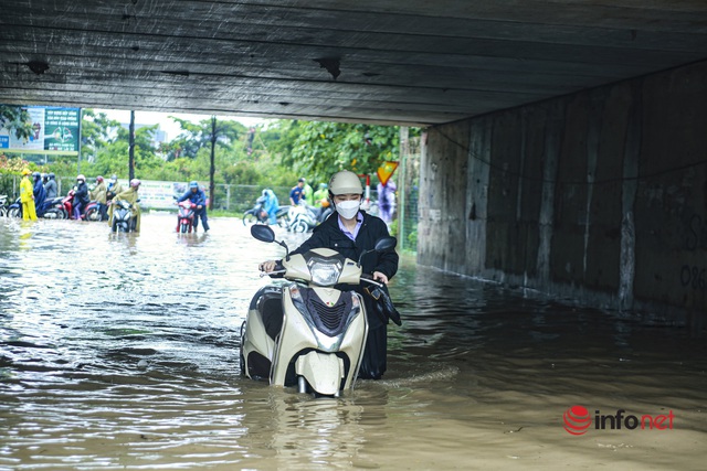 Đại lộ Thăng Long ngập như sông, học sinh chờ cả tiếng trên ô tô chết máy giữa đường - Ảnh 16.