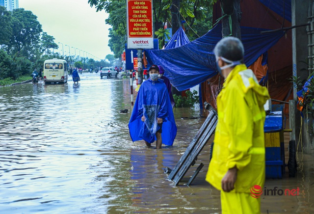 Đại lộ Thăng Long ngập như sông, học sinh chờ cả tiếng trên ô tô chết máy giữa đường - Ảnh 3.