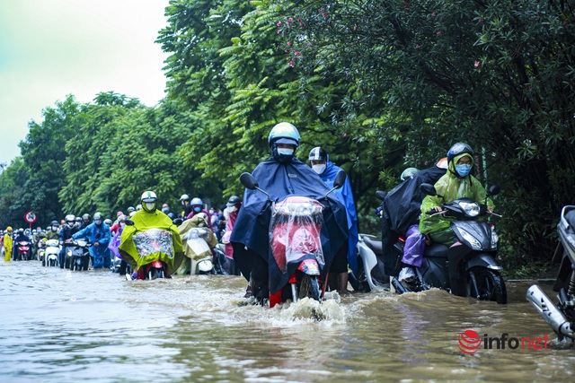 Đại lộ Thăng Long ngập như sông, học sinh chờ cả tiếng trên ô tô chết máy giữa đường - Ảnh 22.