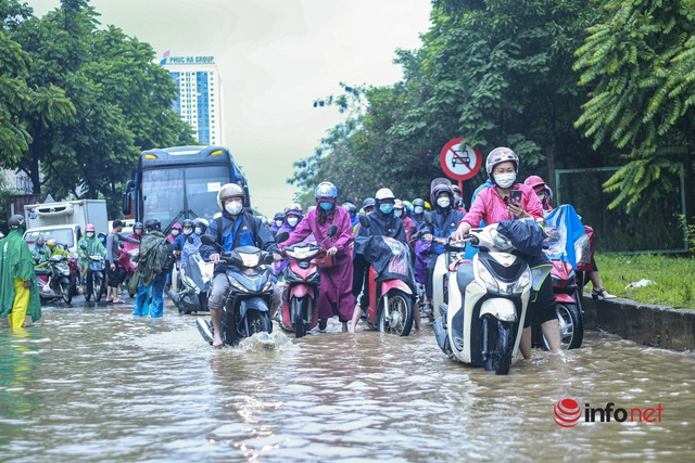 Đại lộ Thăng Long ngập như sông, học sinh chờ cả tiếng trên ô tô chết máy giữa đường - Ảnh 23.