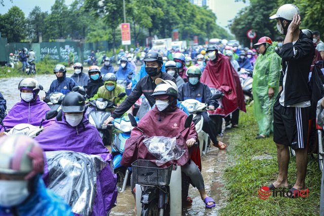 Đại lộ Thăng Long ngập như sông, học sinh chờ cả tiếng trên ô tô chết máy giữa đường - Ảnh 24.