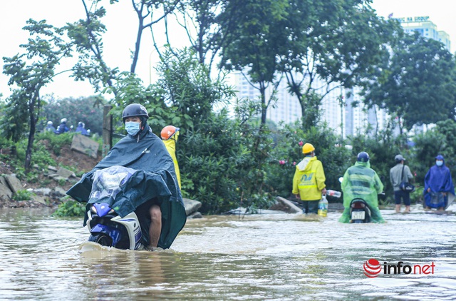 Đại lộ Thăng Long ngập như sông, học sinh chờ cả tiếng trên ô tô chết máy giữa đường - Ảnh 4.