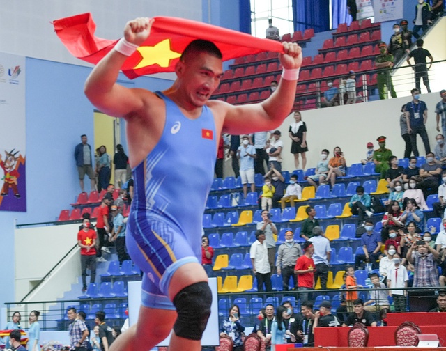 Gã khổng lồ cao 1m92 nặng 125kg và cô vợ thua 77kg: Hôm trước đoạt Vàng SEA Games, hôm sau về gấp để cưới vợ! - Ảnh 6.