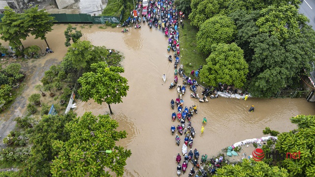 Đại lộ Thăng Long ngập như sông, học sinh chờ cả tiếng trên ô tô chết máy giữa đường - Ảnh 5.