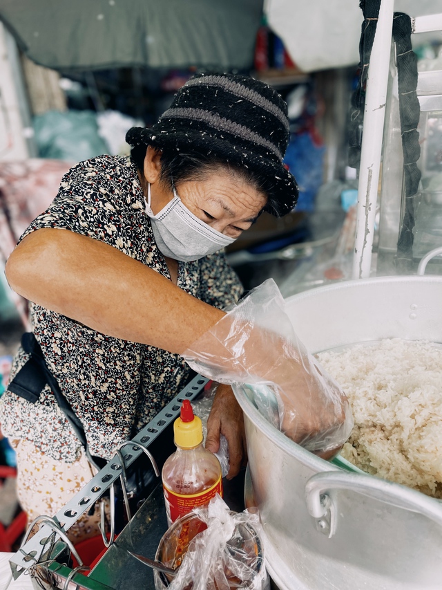 Giá xăng tăng cao kỷ lục và gánh nặng bão giá đè lên vai lao động nghèo ở TP.HCM: Đã khổ, nay khổ thêm! - Ảnh 6.